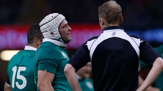 Wayne Barnes talks to Rory Best