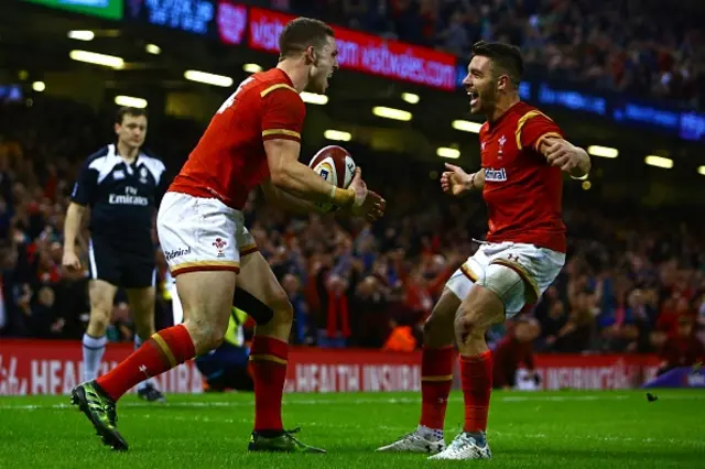 George North a Rhys Webb yn dathlu ail gais