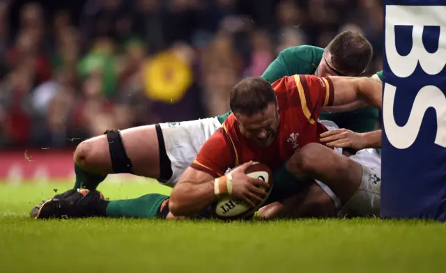 Jamie Roberts scores a try