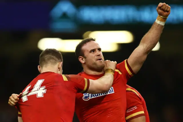 Jamie Roberts yn dathlu ei gais