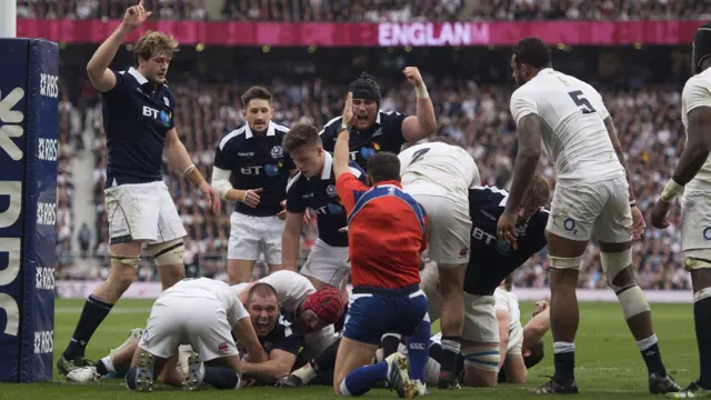 Reid scores a try for Scotland