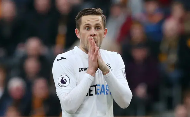 Gylfi Sigurdsson reacts