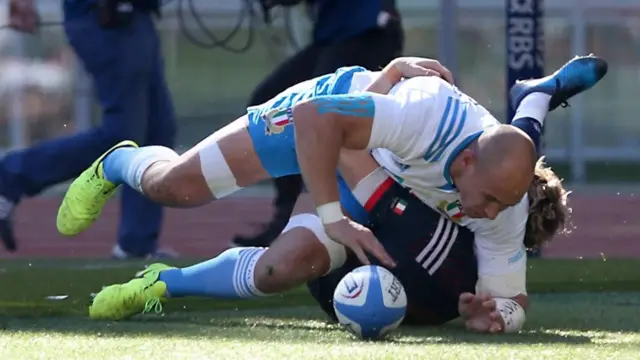 Italy's Sergio Parisse scores a try