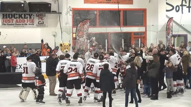 Tigers lifting league trophy