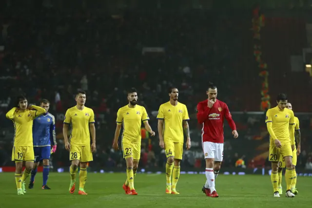 Players leave the pitch at half time