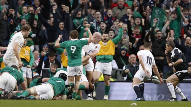 Iain Henderson scores a try for Ireland