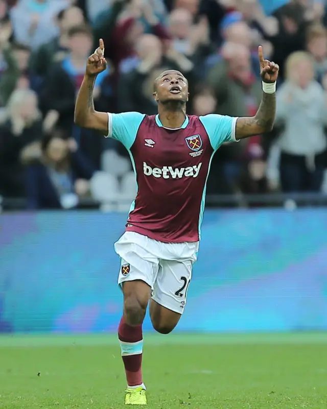 Ayew celebrtaes