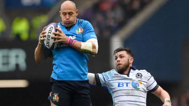 Sergio Parisse wins a line out