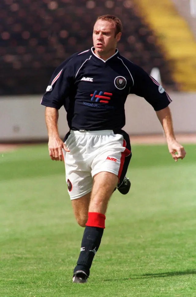 Tommy Coyne in action for Dundee