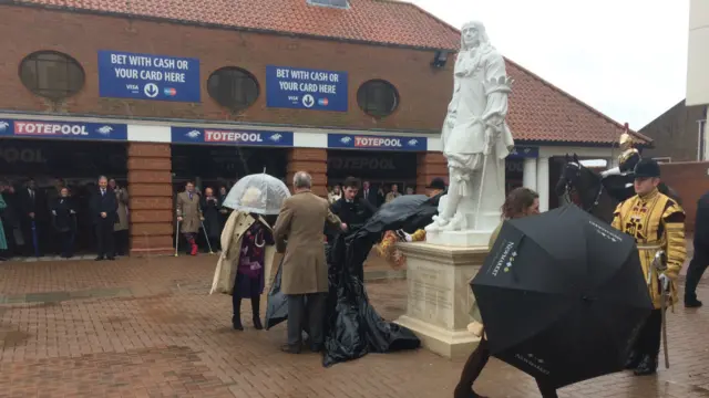 Unveiling of the statue