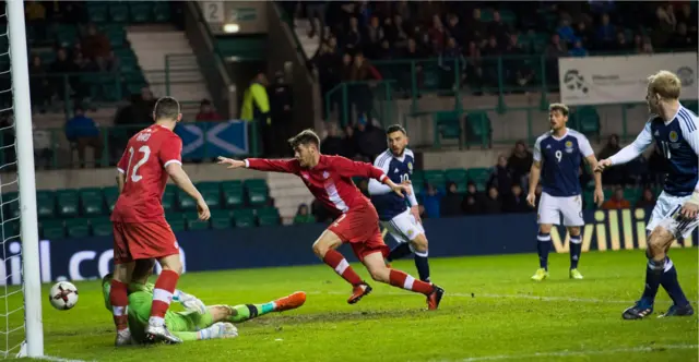 Steven Naismith scores