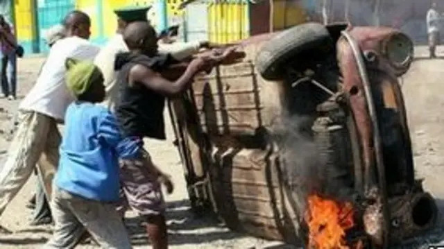 Rioters in Mozambiqe