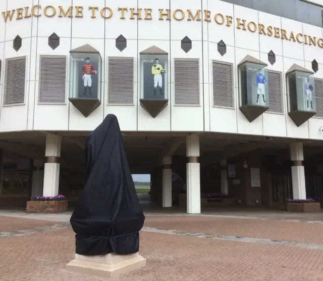 Veiled statue before Duchess' visit