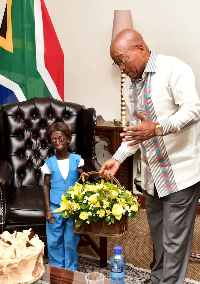 Jacob Zuma gives flowers to Ontlametse Phalatse