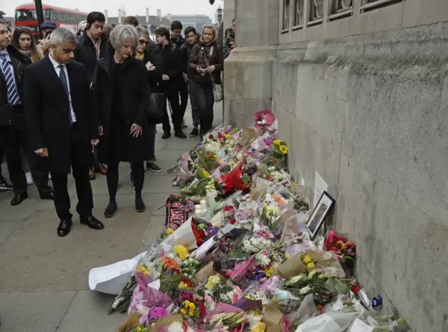 
          Sadiq Khan looks at floral tributes in Westminster on 24 March 2017
        