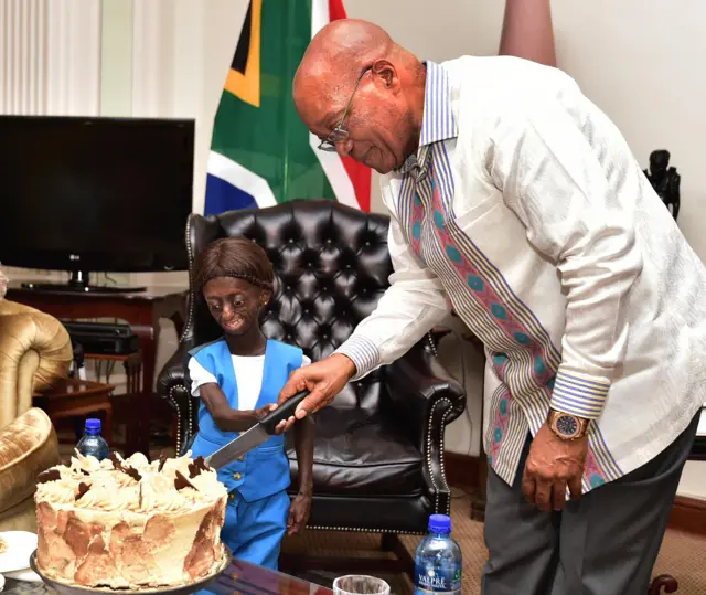 Jacob Zuma cuts a birthday cake with Ontlametse Phalatse