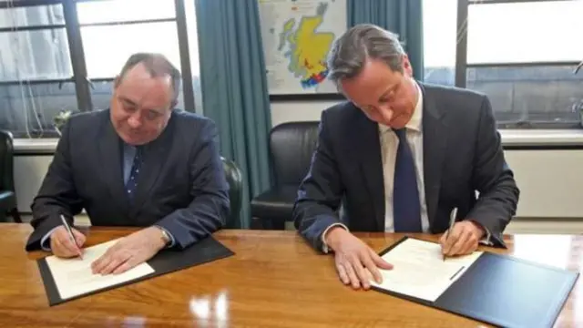 
          David Cameron and Alex Salmond, the then-leaders of the UK and Scottish governments, sign the Edinburgh Agreement
        