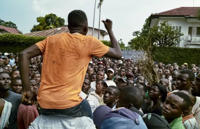 
          Supporters of the Congolese main opposition Union for Democracy and Social Progress (UDPS) gather outside the residence of the late veteran opposition leader Etienne Tshisekedi
        