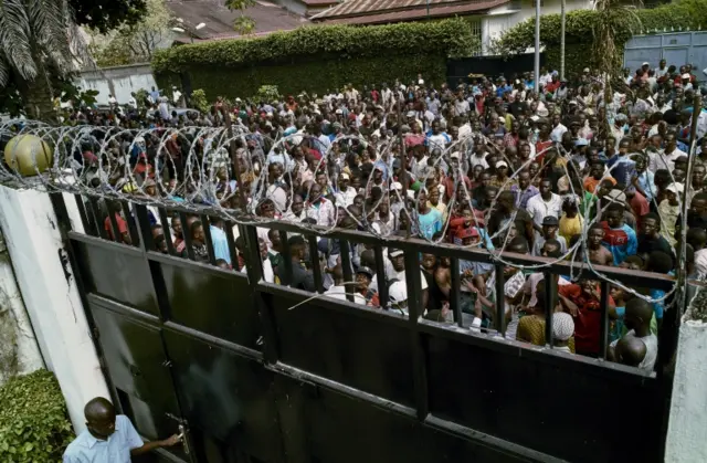 
          Supporters of the Congolese main opposition Union for Democracy and Social Progress (UDPS) gather outside the residence of the late veteran opposition leader Etienne Tshisekedi
        