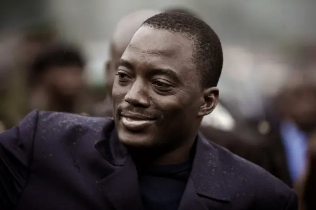 
          Joseph Kabila greets the population of Sake, 01 December 2006.
        