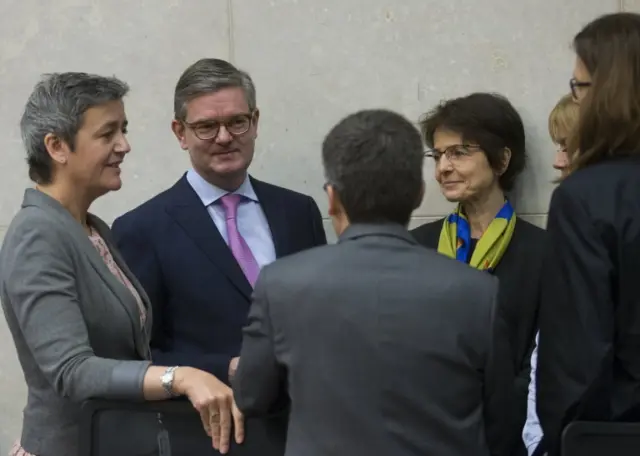 Sir Julian King (centre) talking to colleagues in Brussels