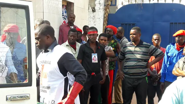 
          Members of a religious cult look on as Red Cross members remove bodies from Ne Muanda Nsemi"s house in Ngaliema, Kinshasa 14/02/2017 Reuters Members of Bundu dia Kongo (BDK), a religious cult, look on as Red Cross members remove dead bodies from Ne Muanda Nsemi"s house in Ngaliema, Kinshasa, Democratic Republic of Congo - 14 February 2017
        