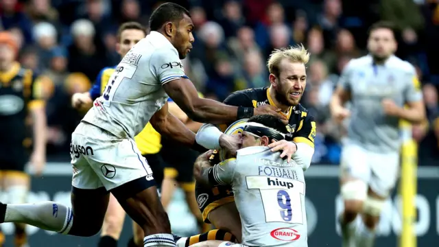 Dan Robson tackled by Kahn Fotuali'i