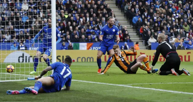 Sam Clucas opens the scoring for Hull