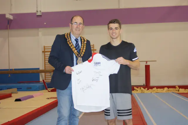 
          Whitlock presenting shirt to the Mayor of Basildon David Harrison
        