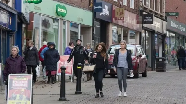 High Street shoppers