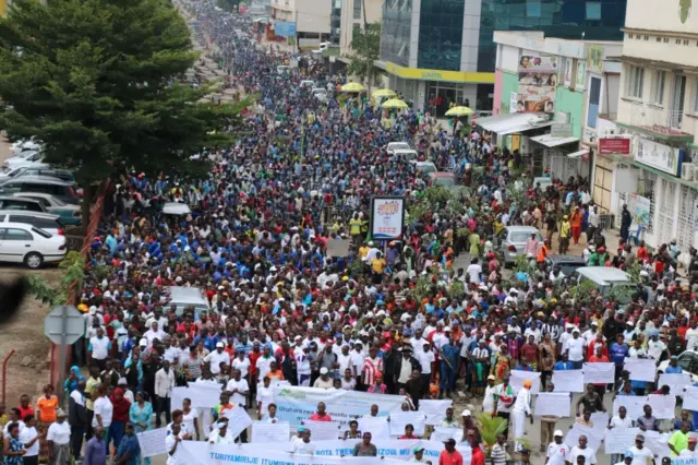 
          Large crowds of government supporters on the streets in February
        