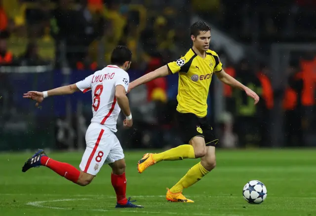 Julian Weigl of Borussia Dortmund is closed down by Joao Moutinho