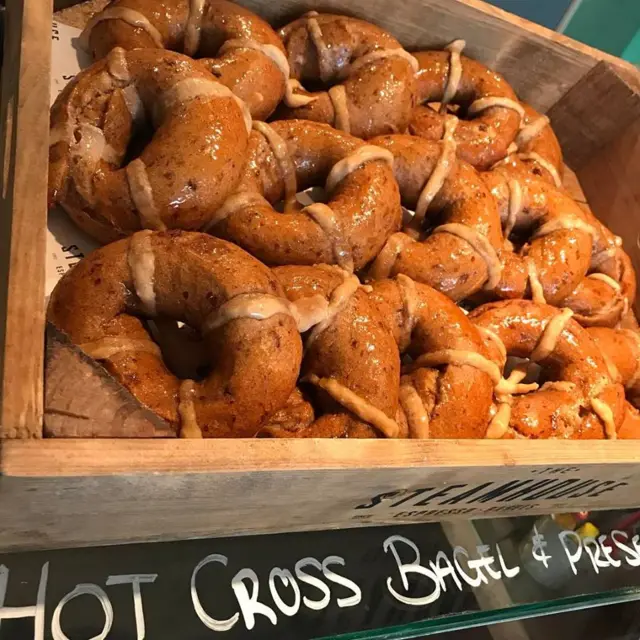 Hot cross bagels