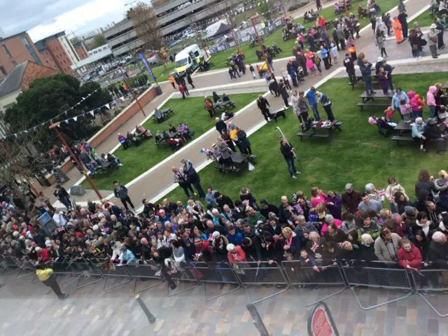 Crowdfs gather at Jubilee Square