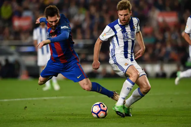 Lionel Messi goes down but isn't awarded a penalty