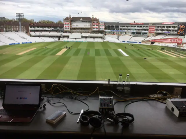 Oval commentary box