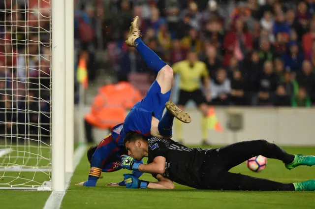 Geronimo Rulli and Lionel Messi vie for the ball