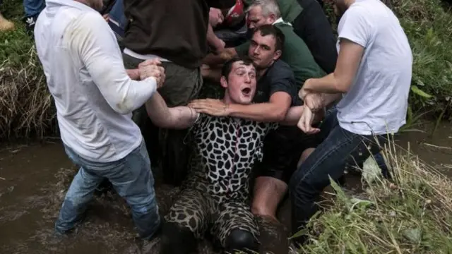 Hallton bottle kicking