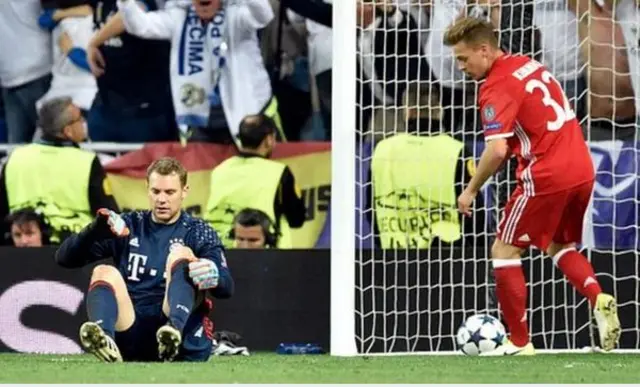 Manuel Neuer (left)