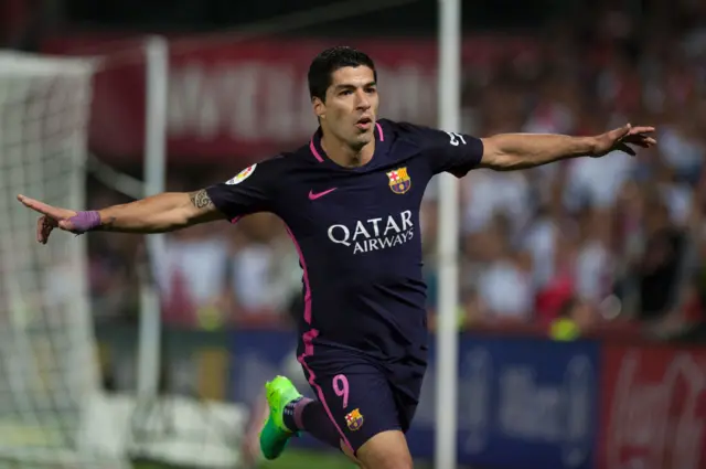 Luis alberto Suarez celebrates