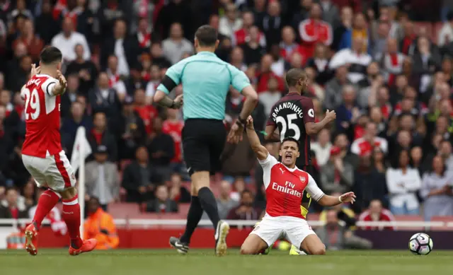 Fernandinho fouls Alexis Sanchez