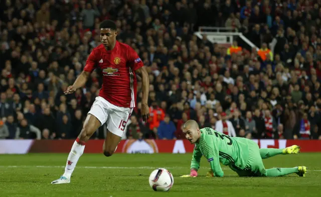 Marcus Rashford goes round