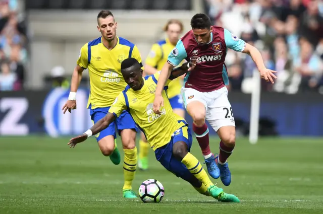 Idrissa Gueye fouls Jonathan Calleri