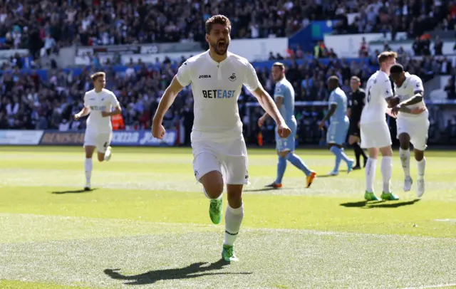 Fernando Llorente celebrates