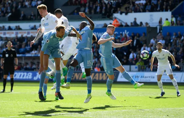 Fernando Llorente scores for Swansea