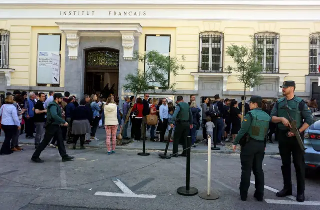 queues and police officers