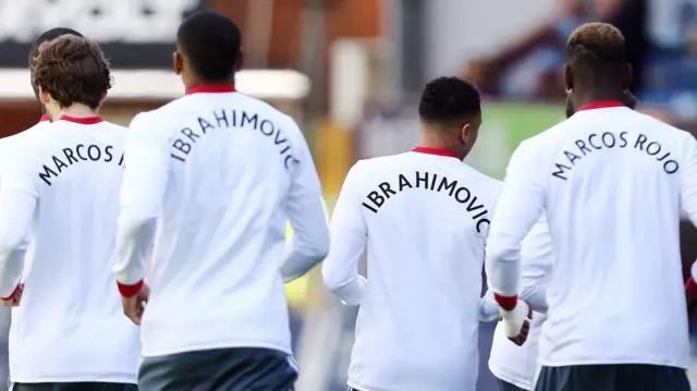 Manchester United players warm up