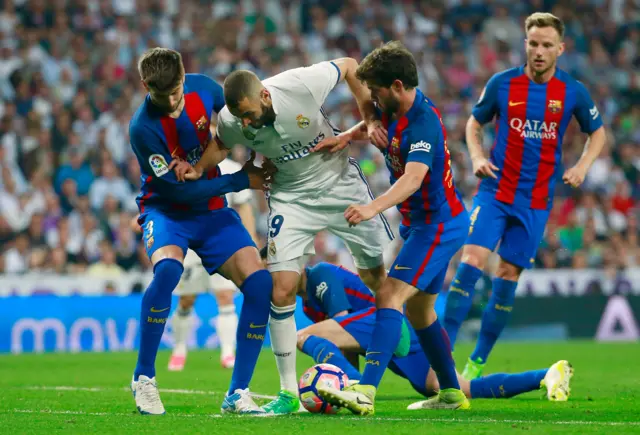 Benzema scrambles with Gerard Pique