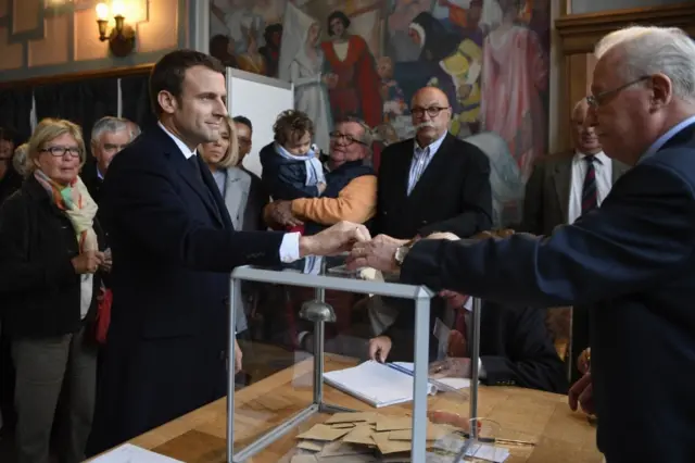 Macron votes