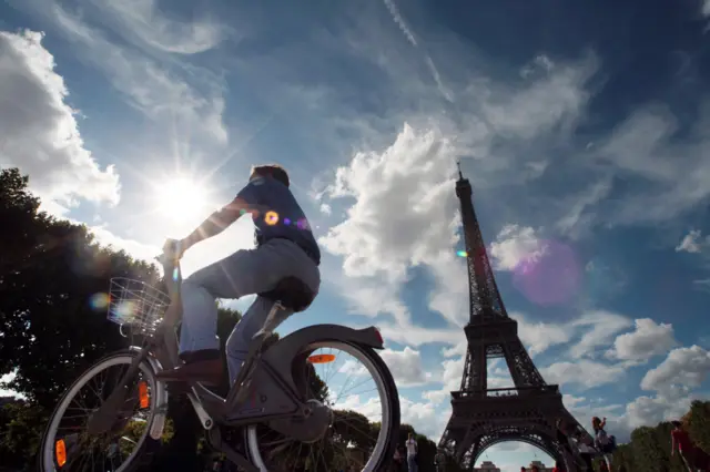 Bike and Eiffel tower